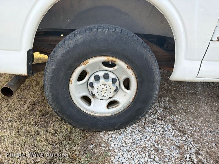 image for item DY3439 2008 Chevrolet Express 2500 van