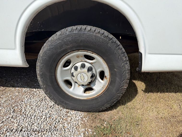 image for item DY3439 2008 Chevrolet Express 2500 van