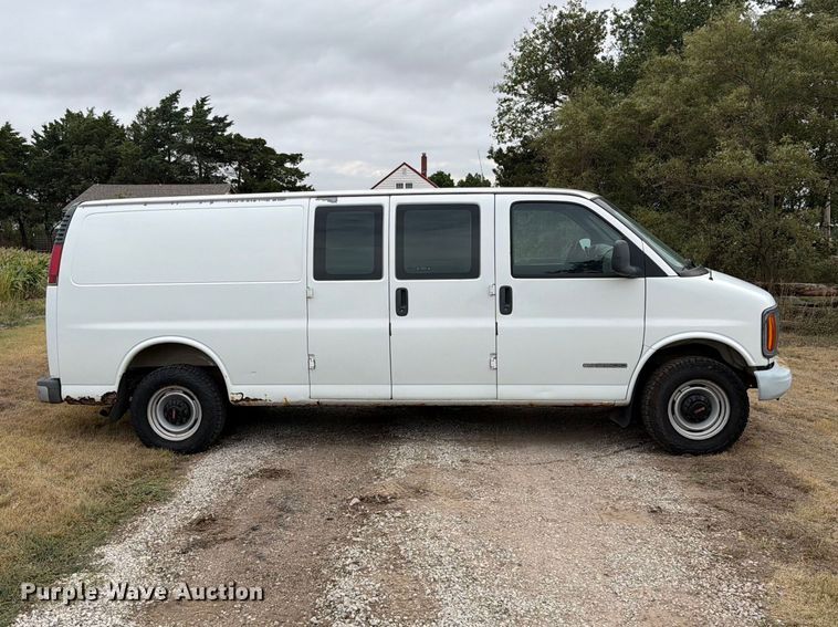 image for item DY3440 2002 GMC Savana 2500 van