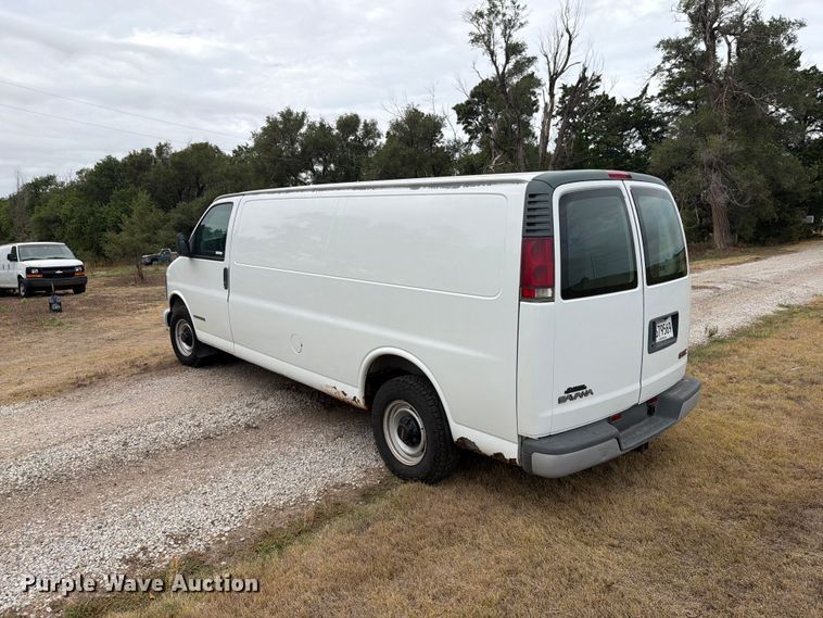 image for item DY3440 2002 GMC Savana 2500 van