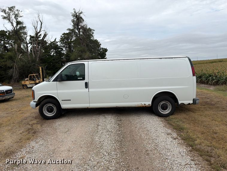 image for item DY3440 2002 GMC Savana 2500 van