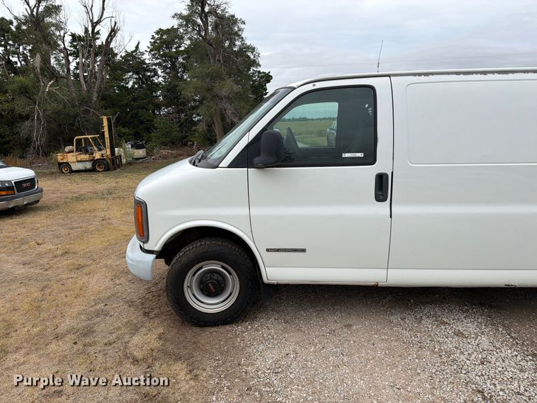 image for item DY3440 2002 GMC Savana 2500 van