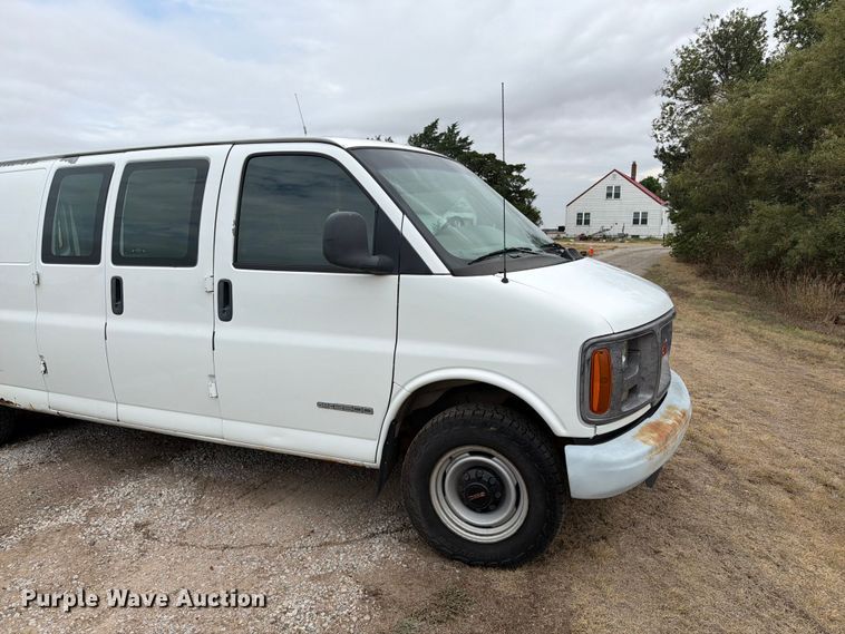 image for item DY3440 2002 GMC Savana 2500 van
