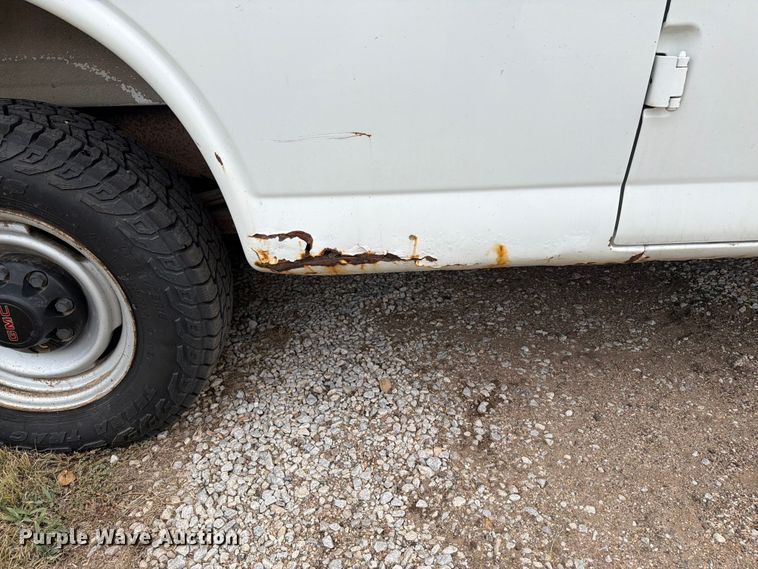 image for item DY3440 2002 GMC Savana 2500 van