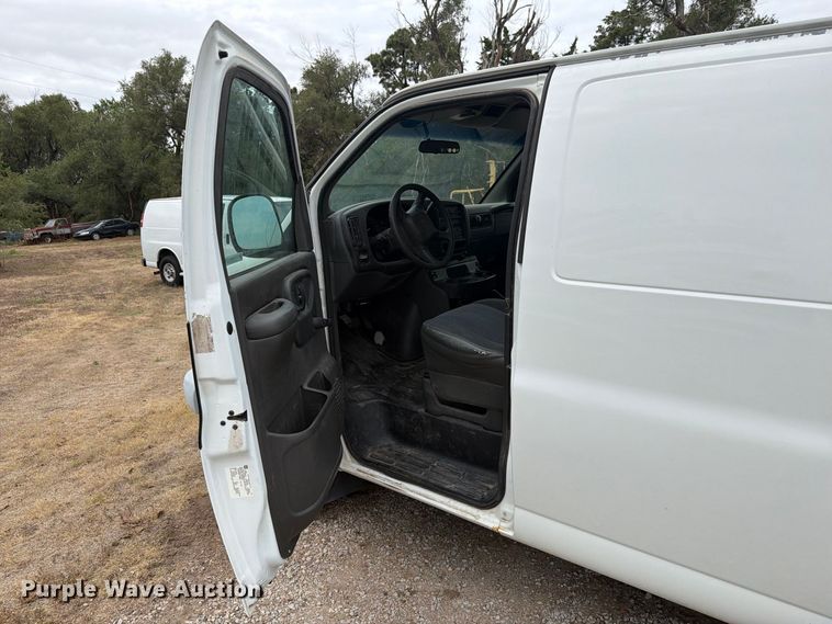 image for item DY3440 2002 GMC Savana 2500 van