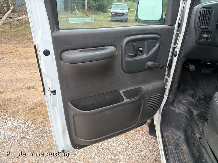 image for item DY3440 2002 GMC Savana 2500 van