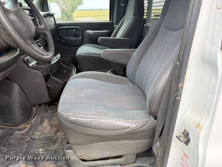 image for item DY3440 2002 GMC Savana 2500 van