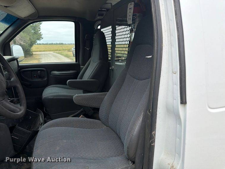 image for item DY3440 2002 GMC Savana 2500 van