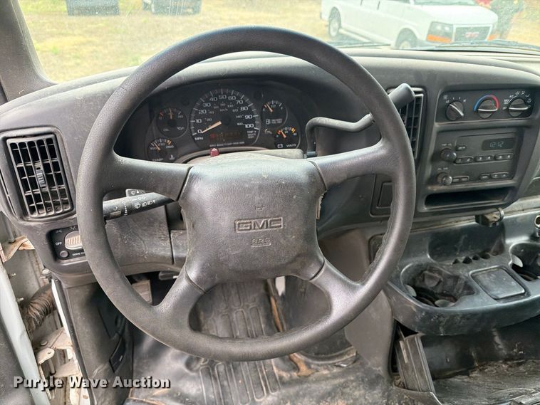 image for item DY3440 2002 GMC Savana 2500 van