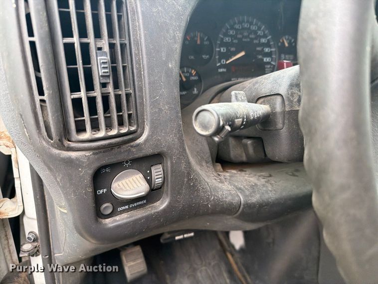 image for item DY3440 2002 GMC Savana 2500 van