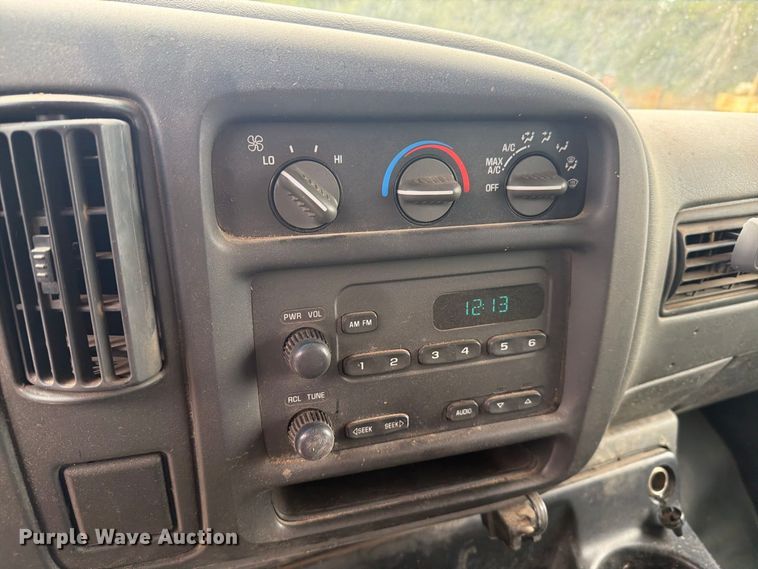 image for item DY3440 2002 GMC Savana 2500 van