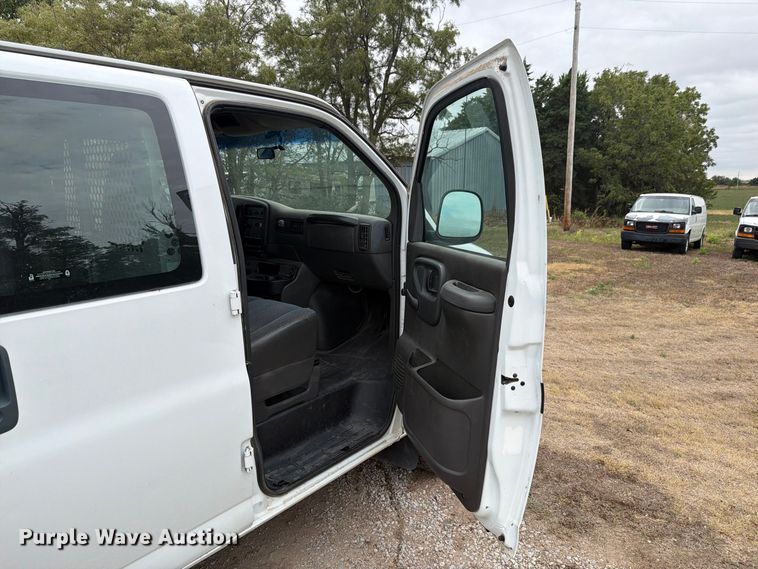 image for item DY3440 2002 GMC Savana 2500 van