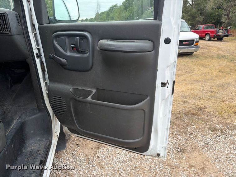 image for item DY3440 2002 GMC Savana 2500 van