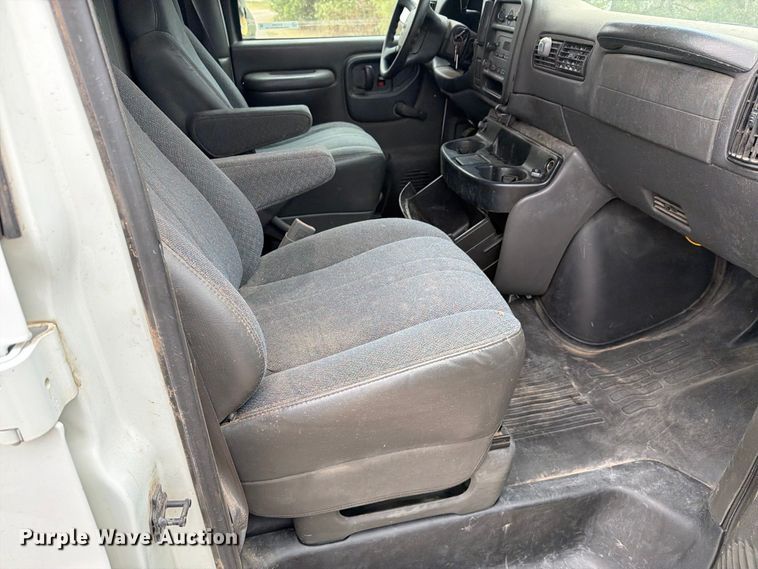 image for item DY3440 2002 GMC Savana 2500 van