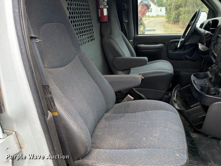 image for item DY3440 2002 GMC Savana 2500 van