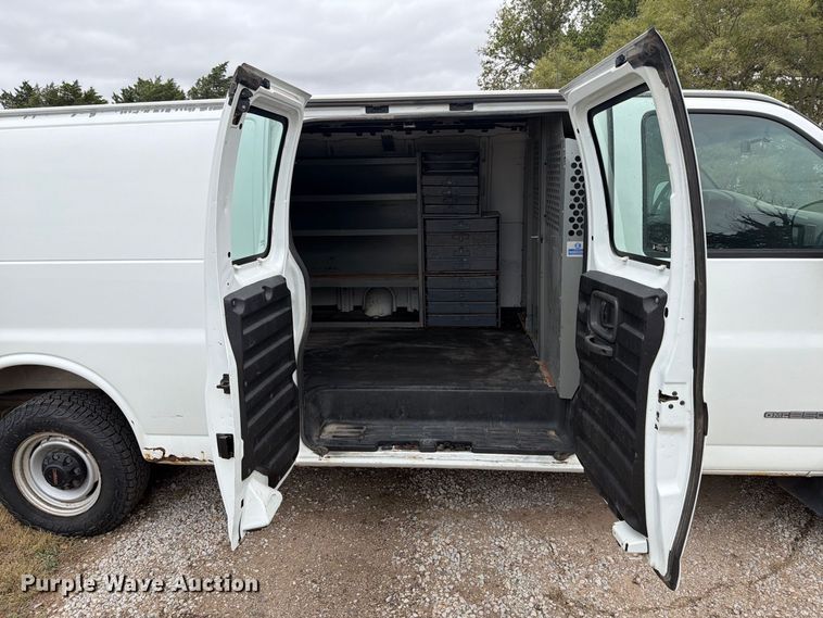 image for item DY3440 2002 GMC Savana 2500 van