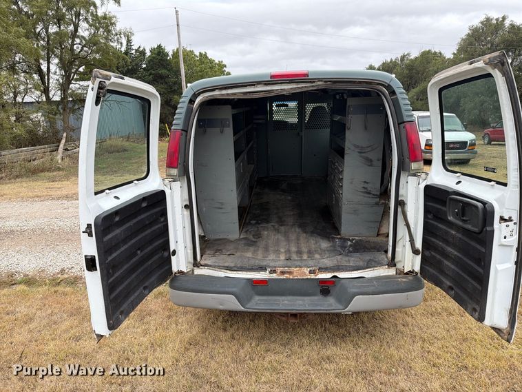 image for item DY3440 2002 GMC Savana 2500 van