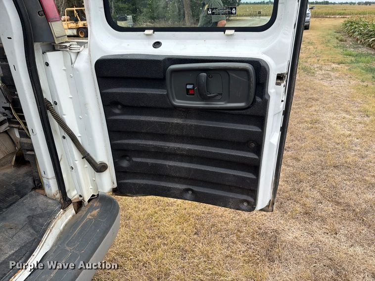 image for item DY3440 2002 GMC Savana 2500 van