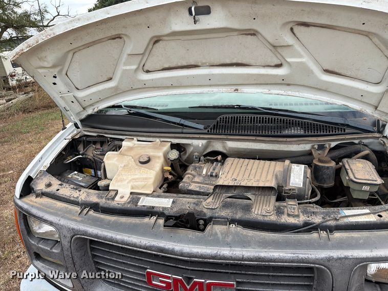 image for item DY3440 2002 GMC Savana 2500 van