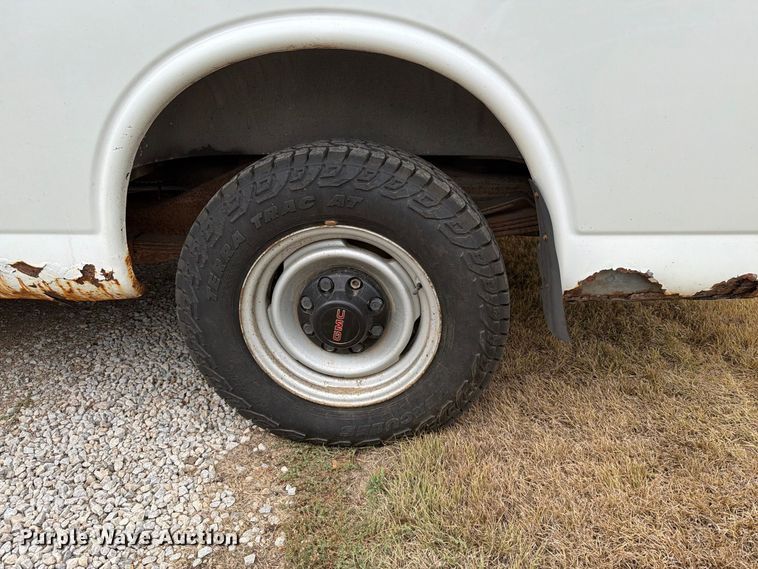image for item DY3440 2002 GMC Savana 2500 van