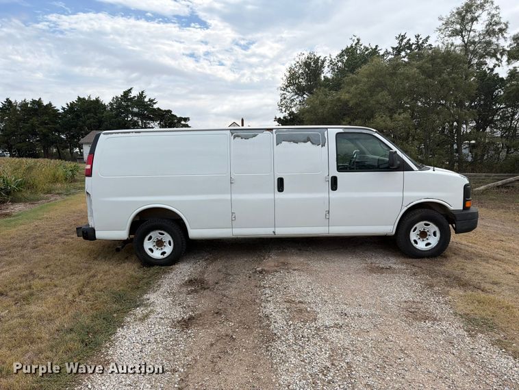 image for item DY3441 2011 GMC Savana 2500 EXT van