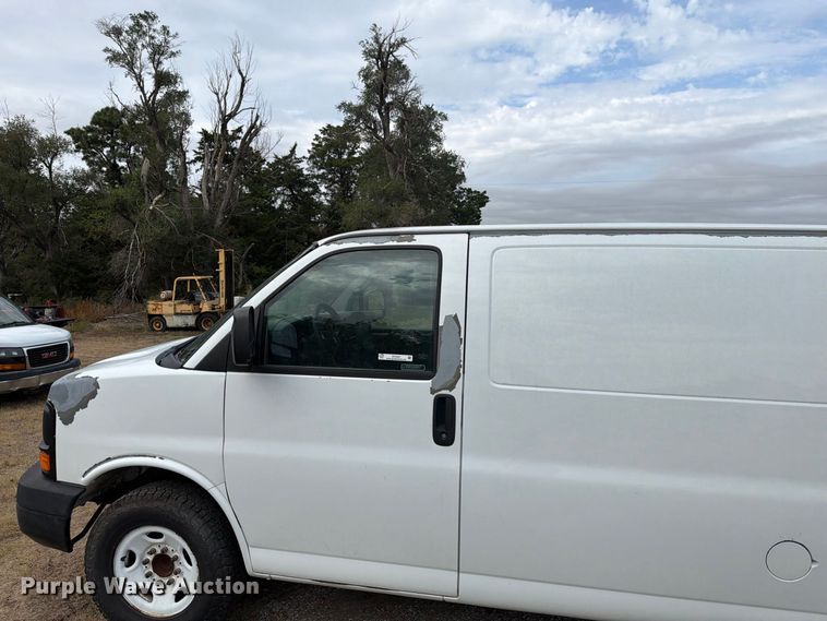 image for item DY3441 2011 GMC Savana 2500 EXT van