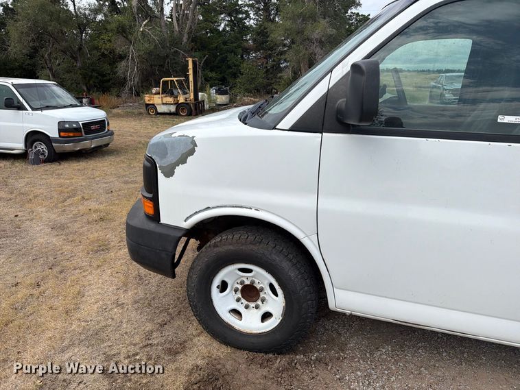 image for item DY3441 2011 GMC Savana 2500 EXT van