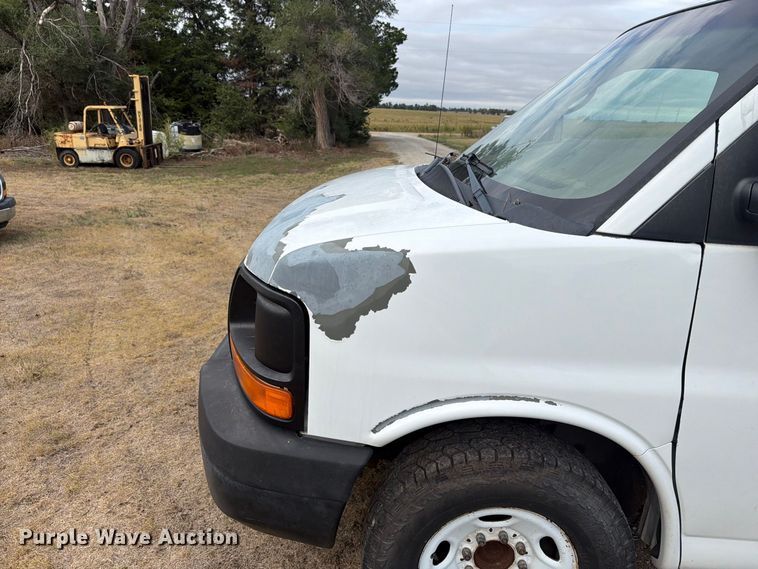 image for item DY3441 2011 GMC Savana 2500 EXT van