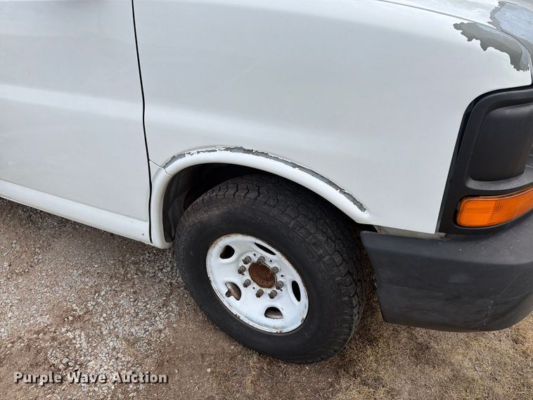 image for item DY3441 2011 GMC Savana 2500 EXT van