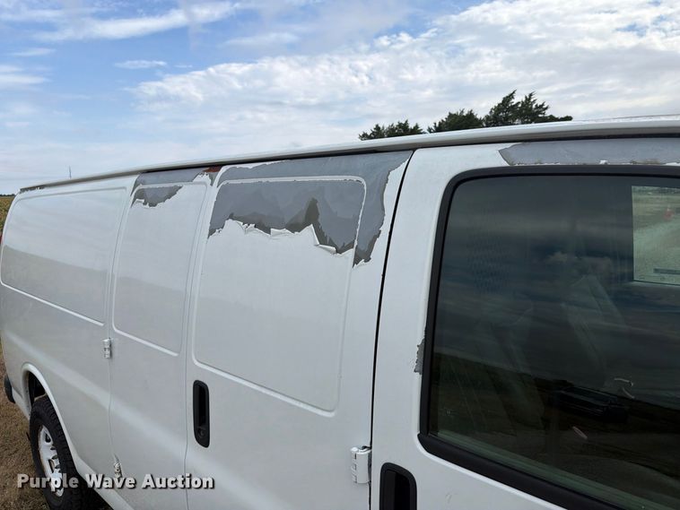 image for item DY3441 2011 GMC Savana 2500 EXT van
