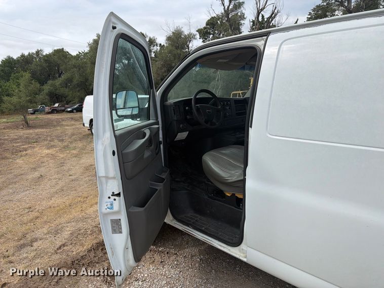 image for item DY3441 2011 GMC Savana 2500 EXT van