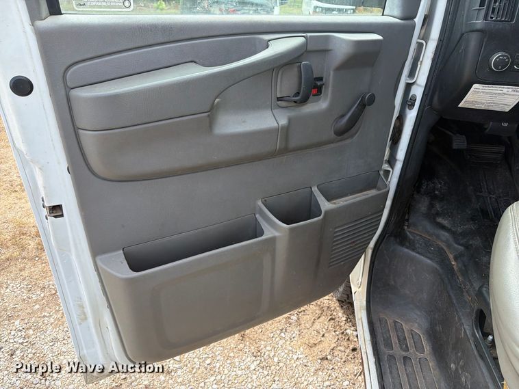 image for item DY3441 2011 GMC Savana 2500 EXT van