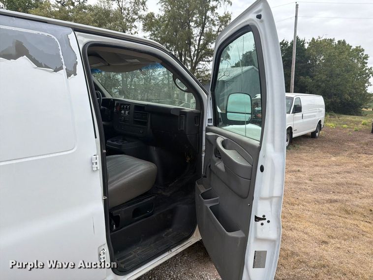 image for item DY3441 2011 GMC Savana 2500 EXT van