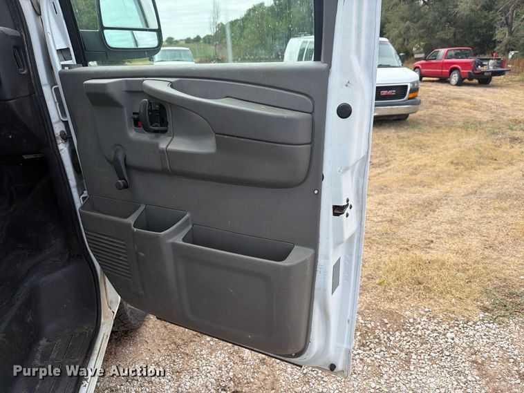 image for item DY3441 2011 GMC Savana 2500 EXT van