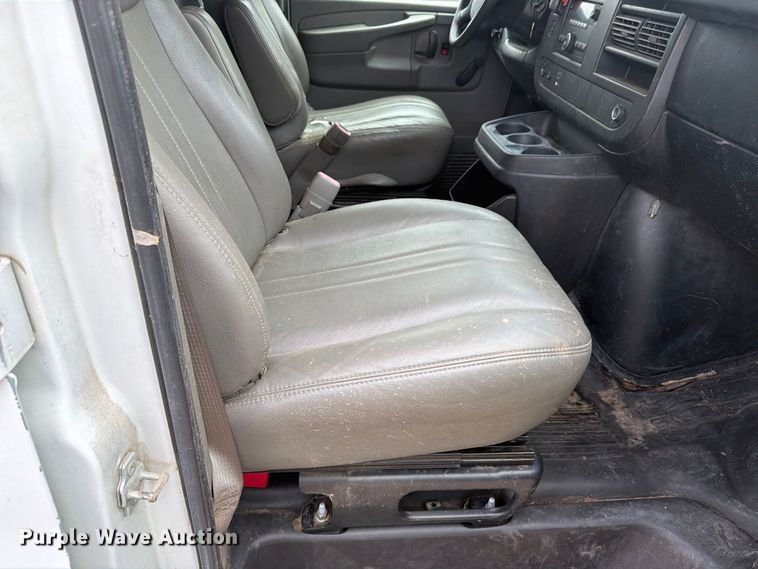 image for item DY3441 2011 GMC Savana 2500 EXT van