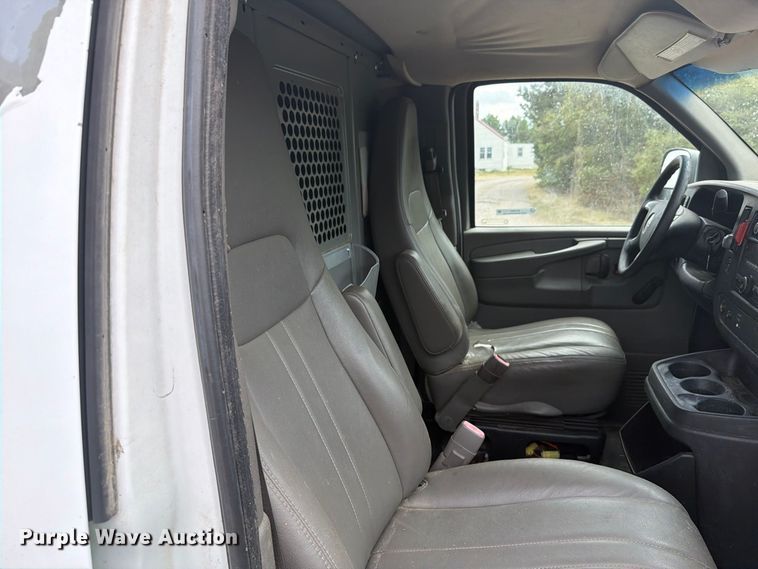 image for item DY3441 2011 GMC Savana 2500 EXT van