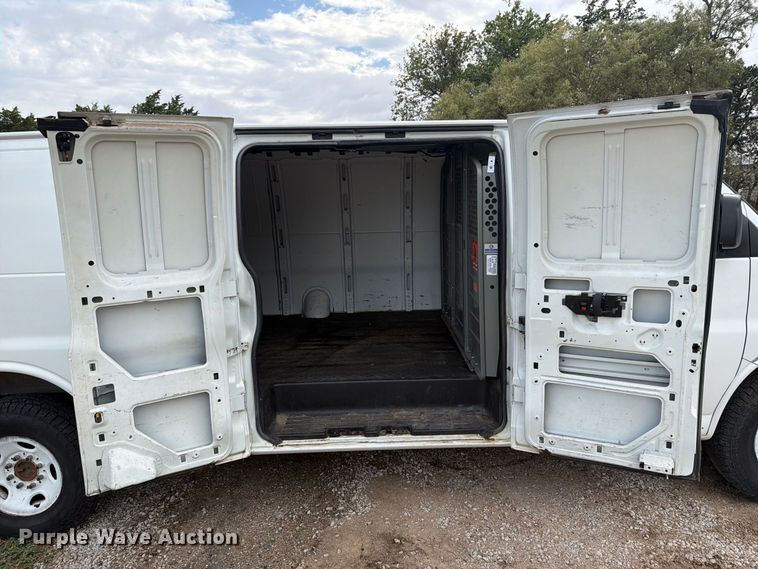 image for item DY3441 2011 GMC Savana 2500 EXT van