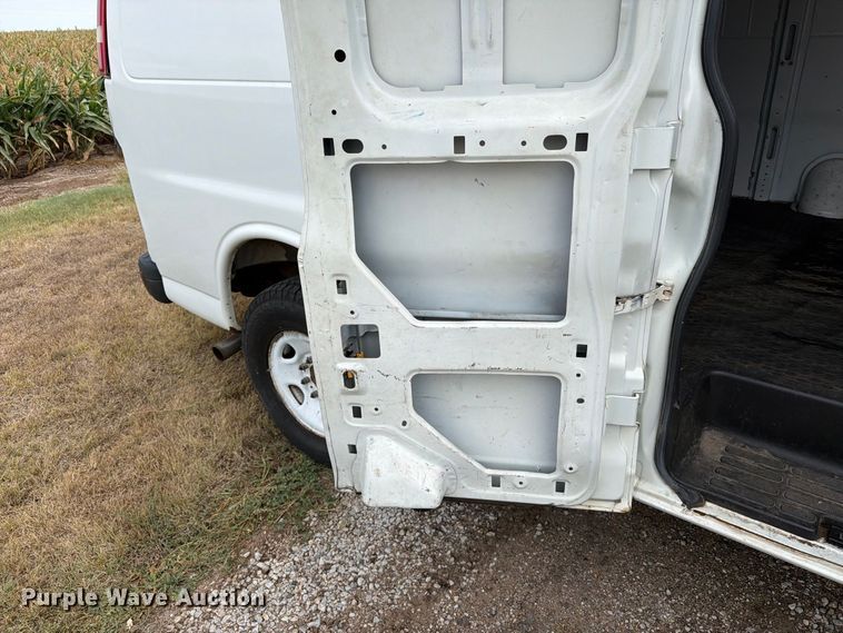 image for item DY3441 2011 GMC Savana 2500 EXT van