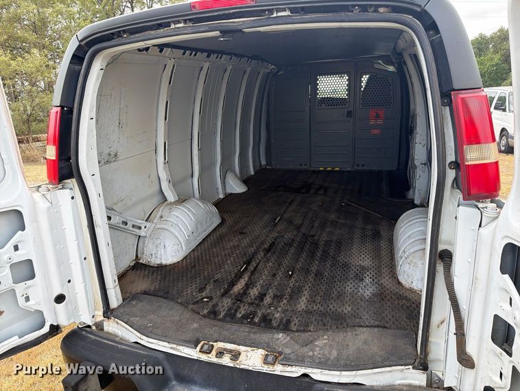 image for item DY3441 2011 GMC Savana 2500 EXT van