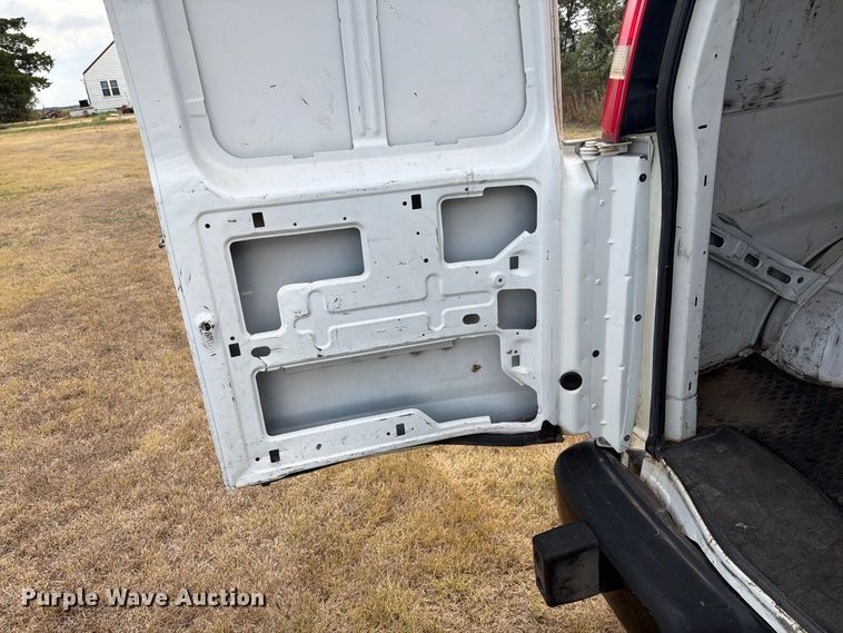 image for item DY3441 2011 GMC Savana 2500 EXT van