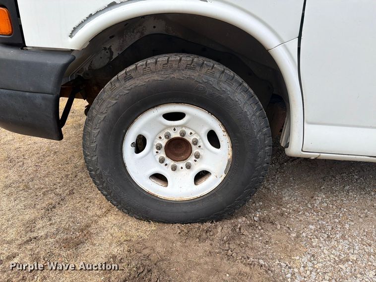 image for item DY3441 2011 GMC Savana 2500 EXT van