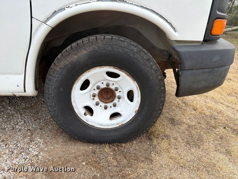 image for item DY3441 2011 GMC Savana 2500 EXT van