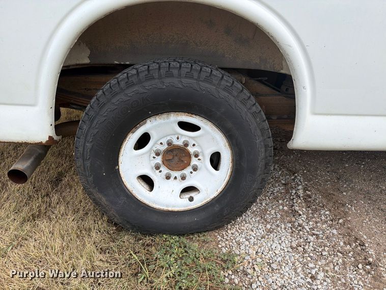 image for item DY3441 2011 GMC Savana 2500 EXT van