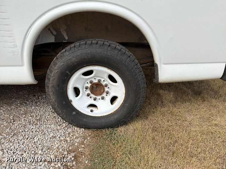image for item DY3441 2011 GMC Savana 2500 EXT van