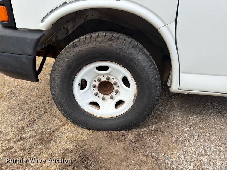 image for item DY3441 2011 GMC Savana 2500 EXT van