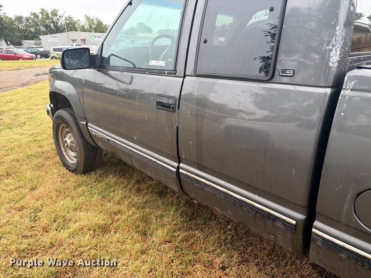 image for item DY3445 1999 Chevrolet K2500 Ext. Cab pickup truck