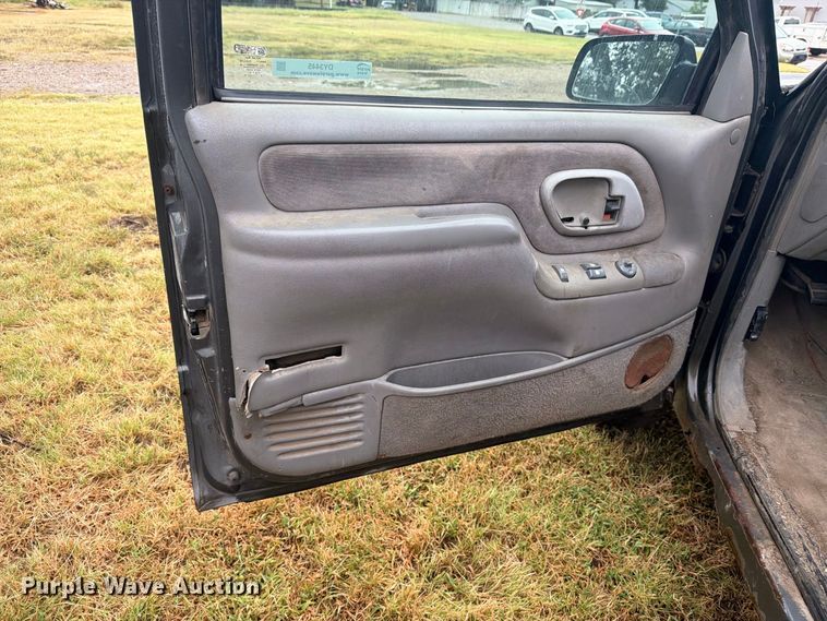image for item DY3445 1999 Chevrolet K2500 Ext. Cab pickup truck