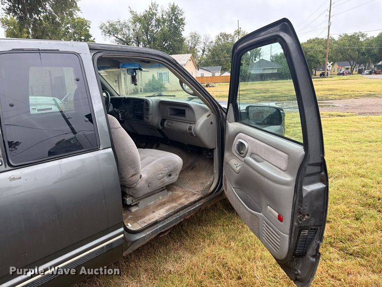 image for item DY3445 1999 Chevrolet K2500 Ext. Cab pickup truck