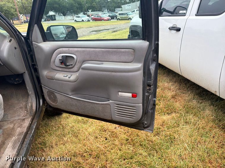 image for item DY3445 1999 Chevrolet K2500 Ext. Cab pickup truck
