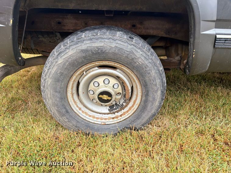 image for item DY3445 1999 Chevrolet K2500 Ext. Cab pickup truck
